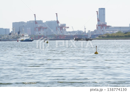 お台場海浜公園から望む東京湾の風景とコンテナ埠頭のガントリークレーン(午後・春・東京都) お台場海浜公園から望む東京湾の風景とコンテナ埠頭のガントリークレーン(午後・春・東京都) 138774130