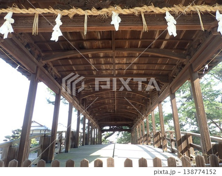 香川県仲多度郡琴平町を流れる金倉川に架かる刀の鞘のような反りがある形をした屋根がある鞘橋(さやばし) 香川県仲多度郡琴平町を流れる金倉川に架かる刀の鞘のような反りがある形をした屋根がある鞘橋(さやばし) 138774152