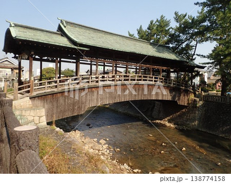 香川県仲多度郡琴平町を流れる金倉川に架かる刀の鞘のような反りがある形をした屋根がある鞘橋（さやばし） 138774158