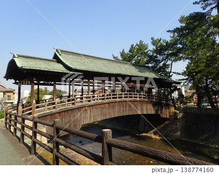 香川県仲多度郡琴平町を流れる金倉川に架かる刀の鞘のような反りがある形をした屋根がある鞘橋（さやばし） 138774160