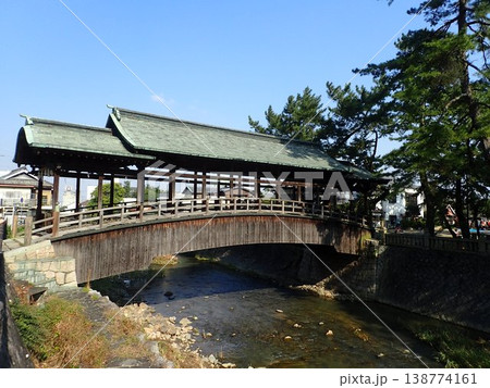 香川県仲多度郡琴平町を流れる金倉川に架かる刀の鞘のような反りがある形をした屋根がある鞘橋(さやばし) 香川県仲多度郡琴平町を流れる金倉川に架かる刀の鞘のような反りがある形をした屋根がある鞘橋(さやばし) 138774161