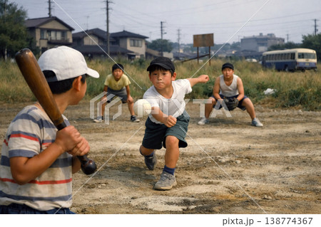 昭和の情景　空き地で草野球する少年たち 138774367