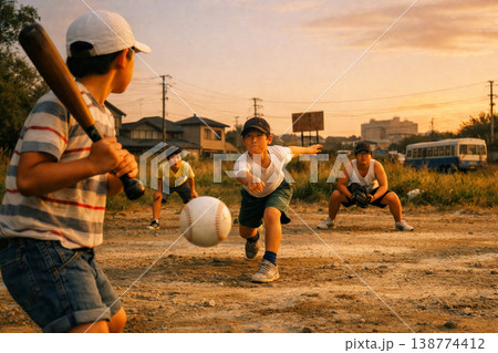 昭和の情景　空き地で草野球する少年たち 138774412