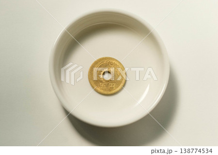 小皿に五円玉 小皿に五円玉 138774534