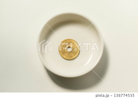 小皿に五円玉 138774535