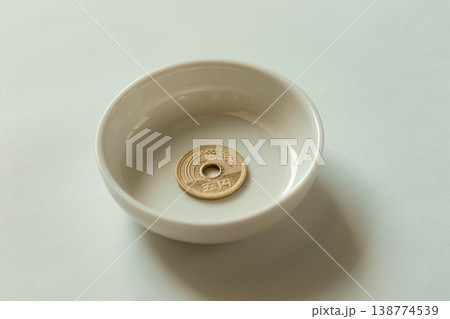 小皿に五円玉 小皿に五円玉 138774539