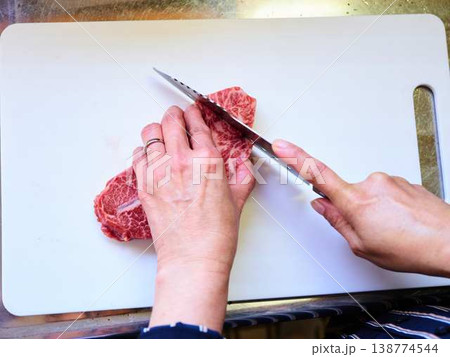 国産の黒毛和牛もも肉をカットする料理人 女性 国産の黒毛和牛もも肉をカットする料理人 女性 138774544