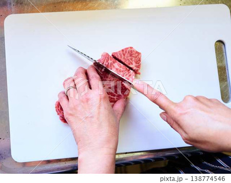 国産の黒毛和牛もも肉をカットする料理人　女性 138774546