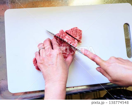 国産の黒毛和牛もも肉をカットする料理人　女性 138774548