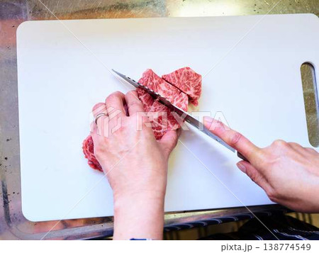 国産の黒毛和牛もも肉をカットする料理人　女性 138774549