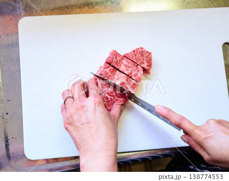 国産の黒毛和牛もも肉をカットする料理人 女性 国産の黒毛和牛もも肉をカットする料理人 女性 138774553