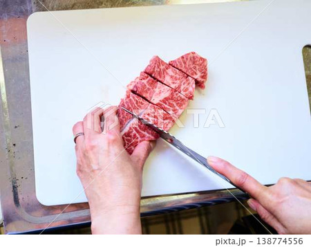 国産の黒毛和牛もも肉をカットする料理人　女性 138774556