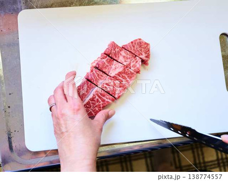 国産の黒毛和牛もも肉をカットする料理人　女性 138774557