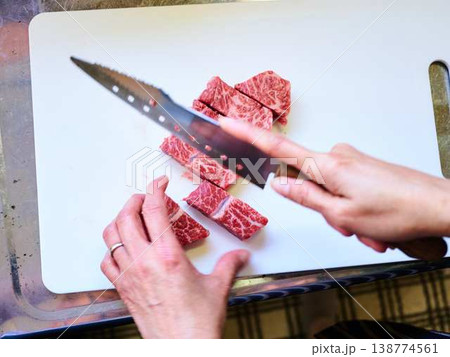 国産の黒毛和牛もも肉をカットする料理人　女性 138774561