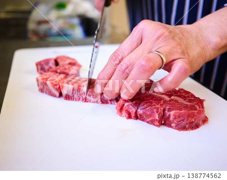 国産の黒毛和牛もも肉をカットする料理人 女性 国産の黒毛和牛もも肉をカットする料理人 女性 138774562