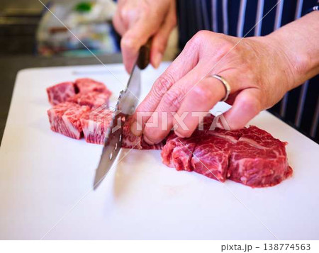 国産の黒毛和牛もも肉をカットする料理人　女性 138774563