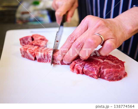 国産の黒毛和牛もも肉をカットする料理人　女性 138774564