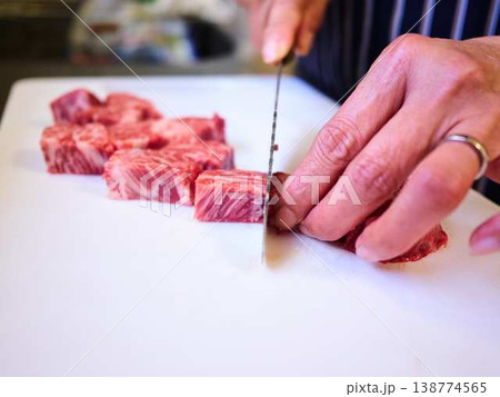 国産の黒毛和牛もも肉をカットする料理人 女性 国産の黒毛和牛もも肉をカットする料理人 女性 138774565