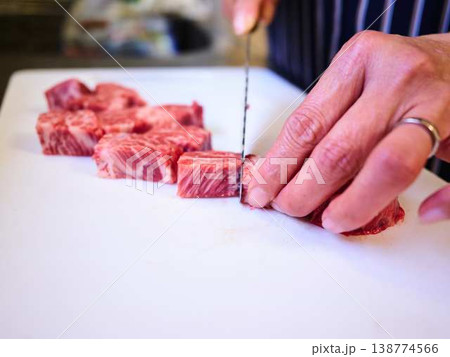 国産の黒毛和牛もも肉をカットする料理人　女性 138774566