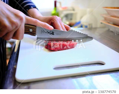国産の黒毛和牛もも肉をカットする料理人　女性 138774570