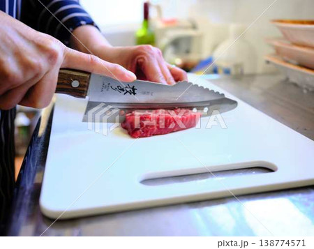 国産の黒毛和牛もも肉をカットする料理人　女性 138774571