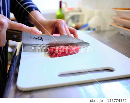 国産の黒毛和牛もも肉をカットする料理人 女性 国産の黒毛和牛もも肉をカットする料理人 女性 138774572