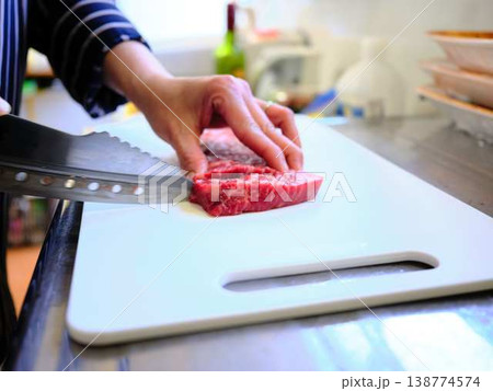 国産の黒毛和牛もも肉をカットする料理人　女性 138774574