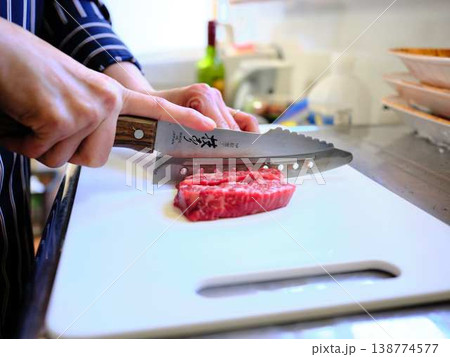 国産の黒毛和牛もも肉をカットする料理人 女性 国産の黒毛和牛もも肉をカットする料理人 女性 138774577