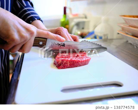 国産の黒毛和牛もも肉をカットする料理人　女性 138774578