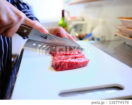 国産の黒毛和牛もも肉をカットする料理人 女性 国産の黒毛和牛もも肉をカットする料理人 女性 138774579