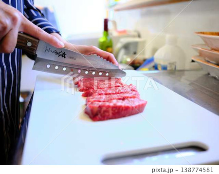 国産の黒毛和牛もも肉をカットする料理人 女性 国産の黒毛和牛もも肉をカットする料理人 女性 138774581