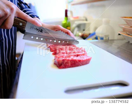国産の黒毛和牛もも肉をカットする料理人 女性 国産の黒毛和牛もも肉をカットする料理人 女性 138774582