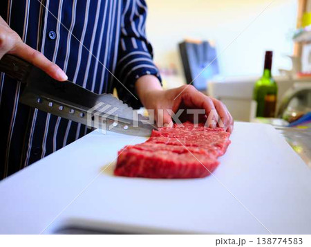 国産の黒毛和牛もも肉をカットする料理人 女性 国産の黒毛和牛もも肉をカットする料理人 女性 138774583