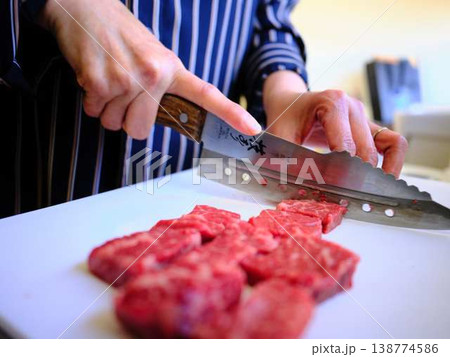 国産の黒毛和牛もも肉をカットする料理人　女性 138774586