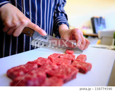 国産の黒毛和牛もも肉をカットする料理人　女性 138774590