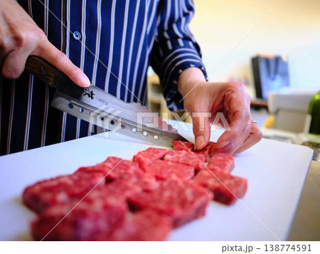 国産の黒毛和牛もも肉をカットする料理人 女性 国産の黒毛和牛もも肉をカットする料理人 女性 138774591