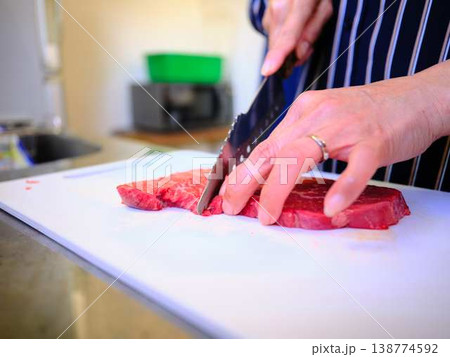 国産の黒毛和牛もも肉をカットする料理人 女性 国産の黒毛和牛もも肉をカットする料理人 女性 138774592