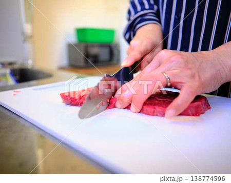 国産の黒毛和牛もも肉をカットする料理人　女性 138774596