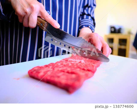 国産の黒毛和牛もも肉をカットする料理人　女性 138774600