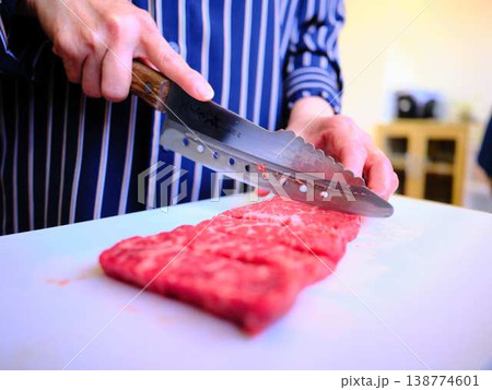 国産の黒毛和牛もも肉をカットする料理人　女性 138774601