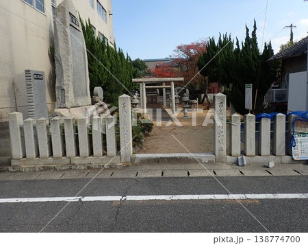 香川県高松市東部、八島神社に向かう道の途中にある古高松忠魂社（ふるたかまつちゅうこんしゃ） 138774700