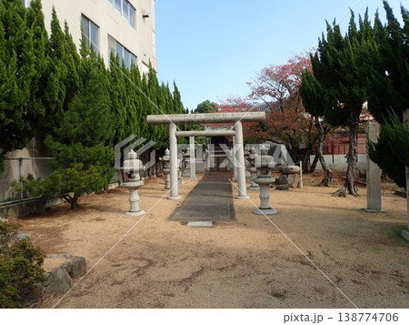 香川県高松市東部、八島神社に向かう道の途中にある古高松忠魂社（ふるたかまつちゅうこんしゃ） 138774706