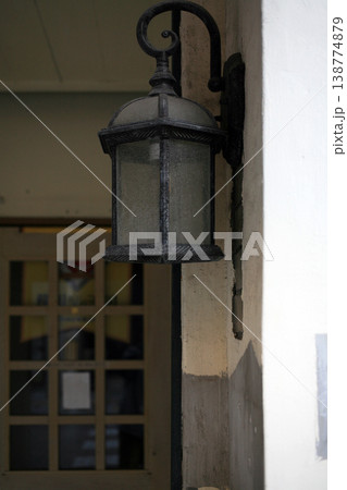 ノスタルジックな玄関灯 138774879