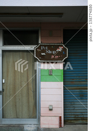 店舗の入口と青いシャッター 138774880