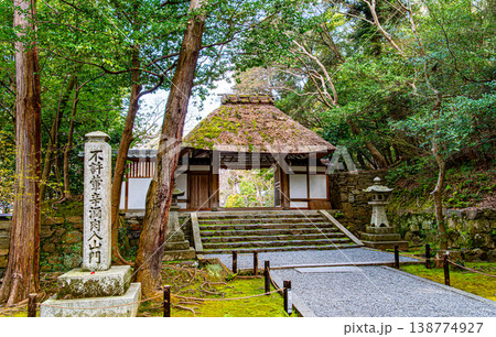 京都、法然院の山門 138774927