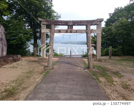 香川県仲多度郡まんのう町の満濃池（まんのういけ）の畔にある神野神社（かんのじんじゃ） 138774997