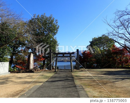 香川県仲多度郡まんのう町の満濃池(まんのういけ)の畔にある神野神社(かんのじんじゃ) 香川県仲多度郡まんのう町の満濃池(まんのういけ)の畔にある神野神社(かんのじんじゃ) 138775003