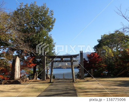 香川県仲多度郡まんのう町の満濃池(まんのういけ)の畔にある神野神社(かんのじんじゃ) 香川県仲多度郡まんのう町の満濃池(まんのういけ)の畔にある神野神社(かんのじんじゃ) 138775006