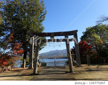 香川県仲多度郡まんのう町の満濃池(まんのういけ)の畔にある神野神社(かんのじんじゃ) 香川県仲多度郡まんのう町の満濃池(まんのういけ)の畔にある神野神社(かんのじんじゃ) 138775007
