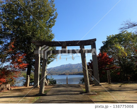香川県仲多度郡まんのう町の満濃池(まんのういけ)の畔にある神野神社(かんのじんじゃ) 香川県仲多度郡まんのう町の満濃池(まんのういけ)の畔にある神野神社(かんのじんじゃ) 138775008